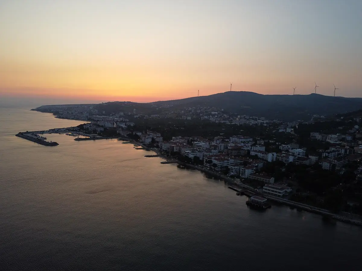 Armutlu'da gün batımı: kıyı, liman ve tepeler, havadan görünüm